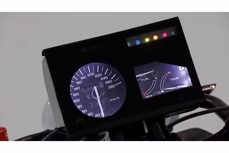 Trên thực tế, quá trình độ chiếc VFR khó khăn hơn nhiều so với những gì Carlos đã dự tính ban đầu khi anh đã phải mất tới 6 tuần mới có thể hoàn thành chiếc xe, trong đó lâu nhất là bước hàn các chi tiết nhựa và kim loại.