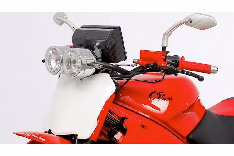 Đã độ nhiều dòng xe đường trường như BMW GS hay Honda Dominator, Carlos đã sử dụng xác một chiếc VFR750 đời 1991 bị tai nạn để tạo ra một mẫu xe "cào cào" cực độc đáo.