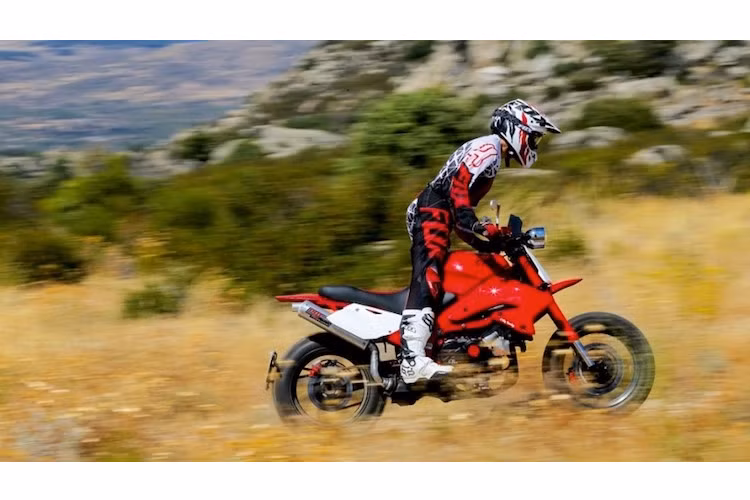 Để tạo ra chiếc "cào cào" này, Carlos đã sử dụng phụ tùng từ nhiều dòng xe khác như KTM SX, Suzuki RM-Z, Yamaha YZF, Honda CR. Một ví dụ đó là cặp phuộc USD Showa của xe đã được lấy từ Honda CR250 đời 1993 nhưng có lò xo rút ngắn và cứng hơn để chịu được trọng lượng lớn hơn của VFR.