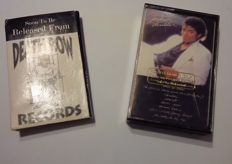 Đi kèm với chiếc xe là đầy đủ giấy tờ chứng minh quyền sở hữu của 2Pac với chiếc xe, biển số đặt riêng "YAKNPAC" và một số kỷ vật của anh như bản mẫu các cuốn catsette album All Eyez On Me do anh rap, cùng Thriller của "ông hoàng nhạc pop" Michael Jackson.