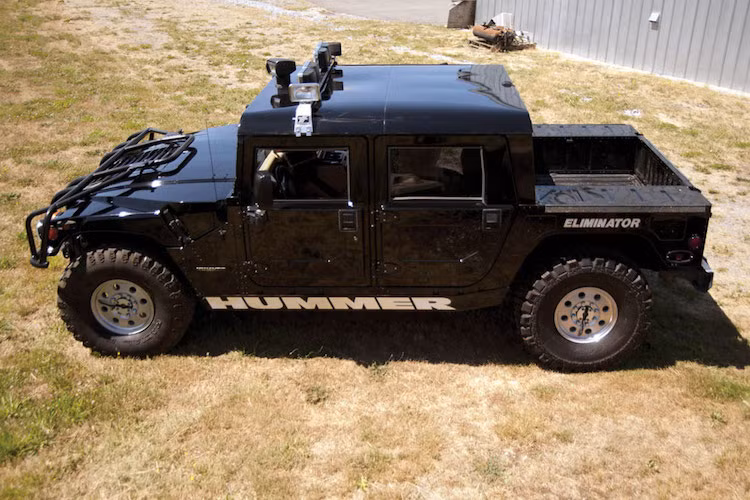 Ở phía trên mui của H1, 2Pac cũng đã đặt hàng chiếc xe với dàn đèn chiếu sáng tăng cường đặc biệt, trong đó có đèn quay 360 độ. Những chiếc lốp của chiếc xe cũng là loại off-road đặc chủng, kèm theo hệ thống điều chỉnh áp suất lốp như những chiếc Humvee của quân đội.