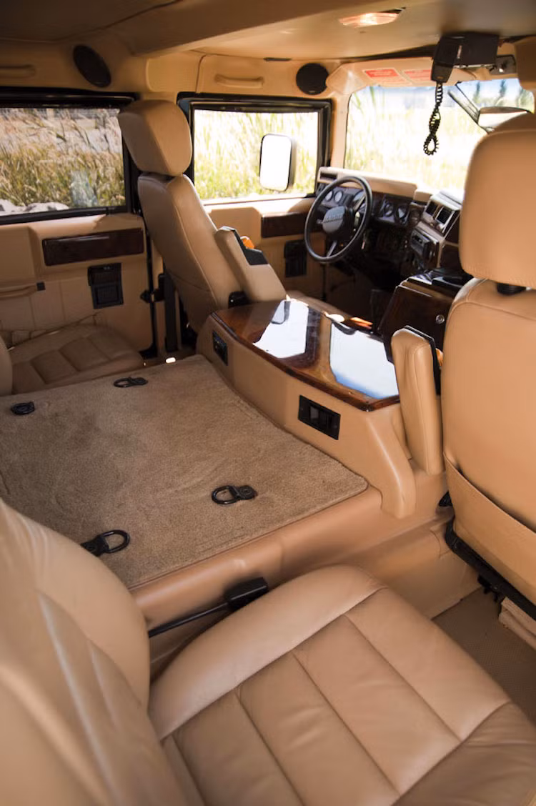 Do vốn là một mẫu xe cao cấp nên H1 còn có các ghế ngồi bọc da xịn màu kem, thảm nhung, ốp gỗ thật và các cửa kính tối màu, ngăn không cho người ngoài nhìn vào phía trong xe.