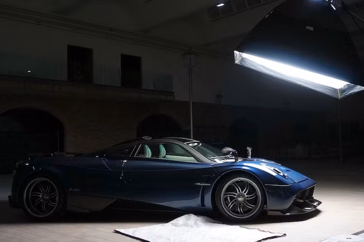 Sử dụng hộp số ly hợp kép 7 cấp côn đơn và hệ dẫn động cầu sau, chiếc xe có thể tăng tốc từ 0-100 km/h chỉ trong 3 giây và tốc độ tối đa đạt 383 km/h.