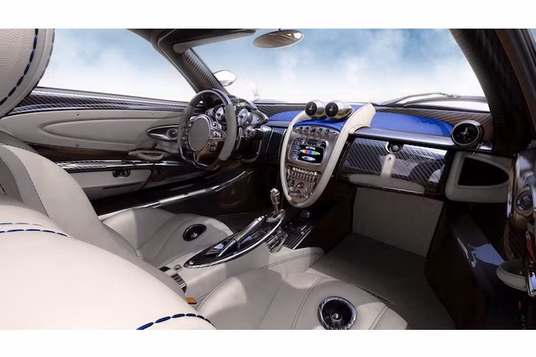 Bên trong nội thất của chiếc Huayra Pearl có cách phối màu với 3 tông màu chủ đạo là trắng, xanh và sợi carbon. Cũng giống như ngoại thất, nội thất trên xe cũng có các chi tiết ốp sợi carbon màu xanh. Ngoài ra, các ghế ngồi còn có những đường chỉ thêu to bản và một số chi tiết ốp kim loại bóng trong cabin.