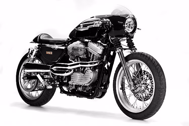 Khi nhắc tới một mẫu cruiser như Harley Sportster 883, những phong cách độ thường được nghĩ tới đầu tiên là bobber hay chopper. Tuy nhiên nếu như được "dựng" đúng cách, chiếc xe vẫn có thể trở thành một mẫu tracker, flat-track hay cafe racer đầy cá tính.