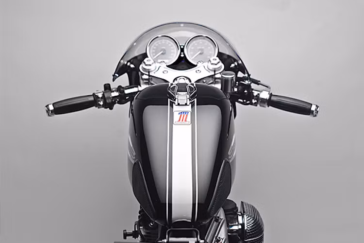 Tay lái nguyên bản theo phong cách cruiser của Sportster đã bị loại bỏ hoàn toàn, thay vào đó là cặp tay clip-on Tarozzi. Cùm công tắc và xi-nhan gắn gù Motogadget thay thế cho các bộ phận nguyên bản của chiếc xe, trong khi bảng đồng hồ vẫn giữ nguyên của Sportster.