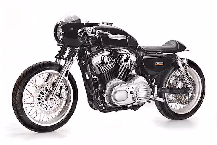 Cùng với lốp Brigestone Battlax, chiếc Sportster 883 của Greg Hageman đã biến thành một mẫu cafe racer hiệu năng cao, đem tới cảm giác lái thể thao như những sportbike đời mới.