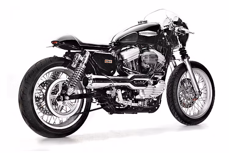 Với hệ thống xả 2 - to - 1 mới và pô độ nổ cực lớn, chiếc Sportster còn tăng thêm vài mã lực nữa. Ở phía sau, giảm xóc nguyên bản đã được Greg thay phuộc Hagon nạp khí nitơ, trong khi toàn bộ phần đuôi kèm dè đã được thay chỉ bằng một chiếc yên solo gọn gàng.