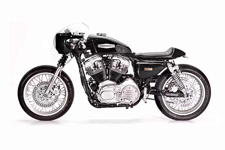 Với lối suy nghĩ khác thường, Greg Hageman - Người sáng lập xưởng độ Hageman Motorcycles và cũng là một tên tuổi có tiếng trong làng độ xe Thế giới đã quyết định biến chiếc Sportster 883 thành một chiếc cafe racer mang phong cách của thập niên 60-70 nhưng không làm mất đi vẻ đẹp nguyên bản của xe.