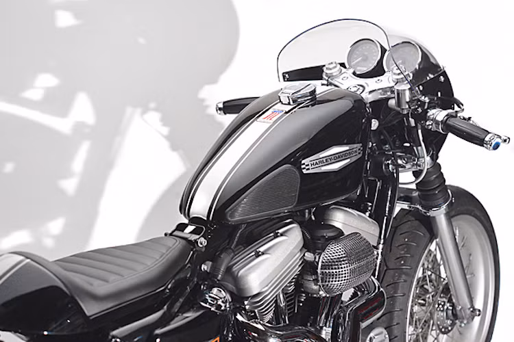 Bình xăng nguyên bản của Sportster được giữ nguyên, nhưng hạ thấp hơn so với khung 5 cm và có thêm hai má ốp cao su. Cùng với màu sơn đen và các sọc kẻ và logo nổi Harley-Davidson, bình xăng của xe nay đã mang phong cách đậm chất cafe racer của những năm cuối thập niên 60.