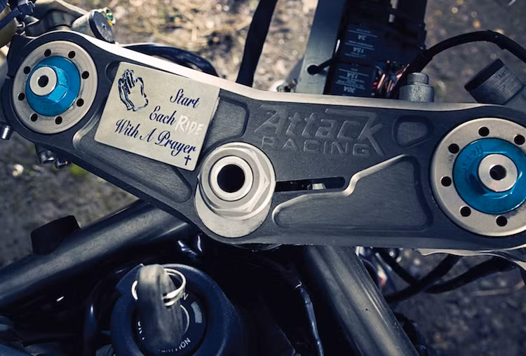 Bình xăng của chiếc xe được cung cấp bởi hãng ETI, nằm trong lớp vỏ từ sợi carbon-kevlar của Ducati 999S và có trọng lượng nhẹ hơn tói 55% so với xe nguyên bản. Giảm trọng lượng là một trong những mục tiêu ưu tiên hàng đầu của Kurt, chính vì vậy chiếc TiFighter chỉ nặng đúng 136 kg với hàng loạt các chi tiết từ nhôm, sợi carbon, magie và titan.