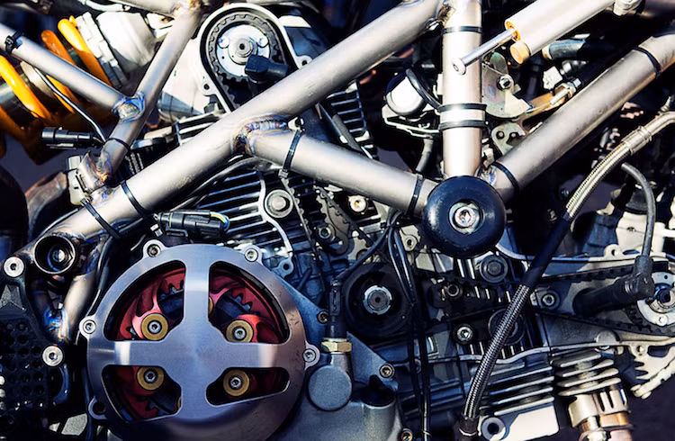 Do đã có trọng lượng nhẹ nên khối động cơ 992 cc làm mát bằng gió của Multistrada 1000DS chỉ được độ lại "nhẹ nhàng" với bộ nồi khô, cho công suất hơn 100 mã lực và mô-men xoắn 90 Nm.