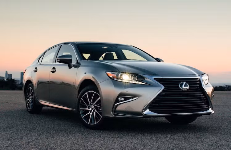 Sau khi nhận được sự phê chuẩn của Cục Đăng kiểm Việt Nam, Toyota đã tiến hành chiến dịch triệu hồi tổng cộng 113 chiếc Lexus ES được sản xuất từ tháng 9-2015 tới tháng 2-2016. Theo thống kê, có 61 chiếc Lexus ES250 và 52 chiếc Lexus ES350 nằm trong diện triệu hồi này.