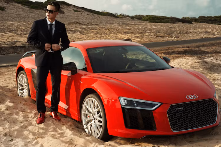 Động cơ với dải vòng tua cao, cấu trúc siêu nhẹ và hệ thống treo cực kỳ năng động với hệ dẫn động bốn bánh toàn thời gian quattro kết hợp với vec-tơ mô-men xoắn linh động – tất cả biến chiếc R8 Coupé trở thành một siêu xe thực sự.