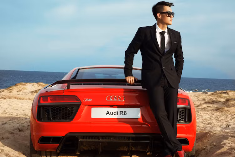 Audi R8 Coupé có hiệu suất vận hành lớn hơn bất kỳ mẫu xe nào trong chuỗi sản phẩm của Audi. Động cơ V10 được đặt giữa xe cùng hệ dẫn động bốn bánh toàn thời gian quattro giúp xe đạt công suất 610 mã lực, chỉ mất 3,2 giây tăng tốc từ 0 tới 100 km/h và đạt vận tốc cực đại 330km/h.