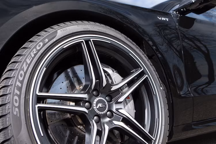 Chi tiết dễ nhất để phân biệt bản độ ABT S8 Plus đó là bộ mâm ABT DR hoặc FR, với đường kính 20, 21 hoặc 22 inch. ABT cũng đã hạ thấp hệ thống treo của S8 Plus hơn 25 mm nữa để khiến chiếc xe ổn định hơn.