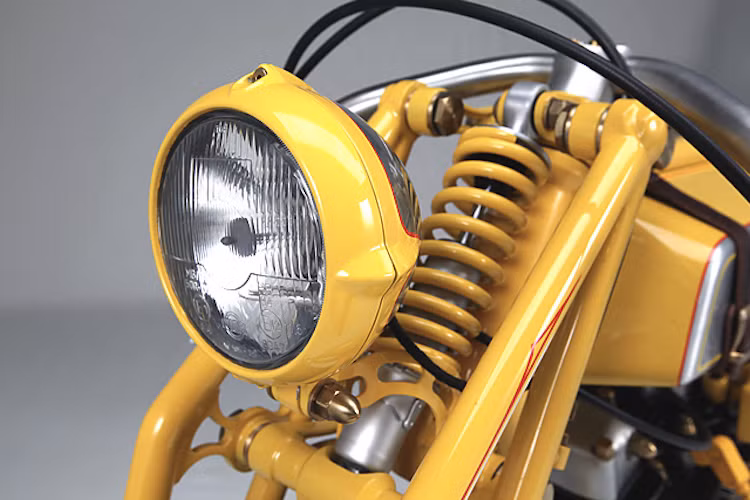 Hệ thống phuộc trước của Ducky có dạng Girder hoài cổ nhưng trên thực tế, từng bộ phận (trừ lò xo) đã được Yuri cẩn thận tạo ra bằng cách tiện máy.