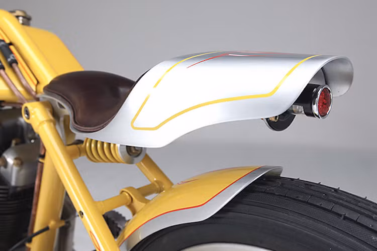 Bộ yên sau của xe đã được chế tạo cầu kỳ từ một khối nhôm với bề mặt ghế bọc đệm da. Ngay bên dưới là một cây phuộc nhỏ để khiến chiếc xe đua này đem tới cảm giác êm ái hơn cho người lái.