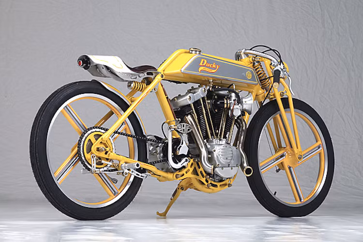 Để bắt đầu với chiếc xế độ Ducky, Yuri đã "thửa riêng" cho chiếc xe một bộ khung theo đúng phong cách xe đua board tracker từ những năm đầu của Thế kỷ 20.