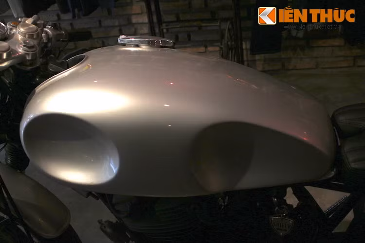 Bình xăng của chiếc xe cũng đã có sự thay đổi lớn khi không chỉ được gò gọn lại mà còn có thêm những phần lõm để gia tăng góc lái và tạo điểm tì cho đầu gối người lái.