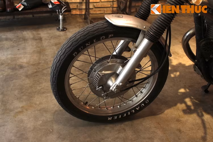 Tương tự, dè trước của chiếc xe cũng đã được thu gọn lại, ôm trọn với cặp vành lốp 18 inch. Các thế hệ SR400 cũ có phanh đùm kích thước lớn với các khe tản nhiệt được tích hợp sẵn. Chi tiết này vẫn tiếp tục được giữ nguyên trên chiếc SR400 độ cafe racer.