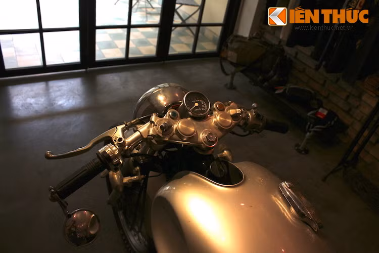 Chảng ba nguyên bản của chiếc xe có vị trí gắn gù tay lái được bịt kín, đồng thời được thay tay lái bằng cặp tay clip-on đúng phong cách cafe racer, với gương hậu gắn gù xe.