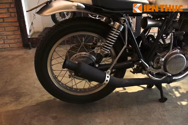 Thay vì sử dụng những cây pô độ bóng bẩy, chiếc xe có pô sơn đen mờ giản dị, tạo điểm nhấn đối lập với thân xe màu bạc.