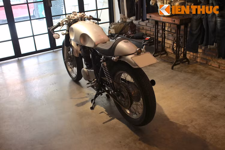 Với bản độ cafe racer đơn giản này, một lần nữa Yamaha SR400 lại chứng minh rằng nó là một dòng xe hoàn hảo cho việc "chế cháo" khi chỉ bằng cách thay đổi một số chi tiết, chủ xe đã khiến chiếc Yamaha có phong cách hoàn toàn khác biệt.