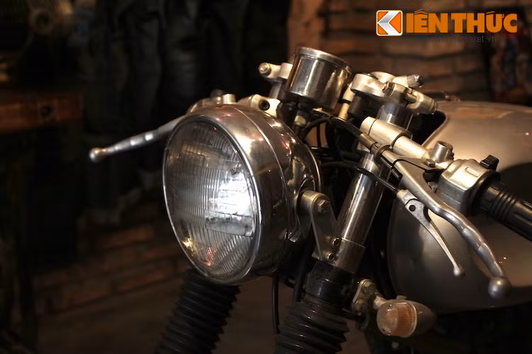 Ở phía trước, bản độ này sở hữu thiết kế truyền thống của các dòng xe trong thập niên 70 với đèn pha lớn. Tuy nhiên 2 đèn pha bên cạnh đã được thay bằng loại nhỏ hơn, khiến cho chiếc xe gọn hơn.