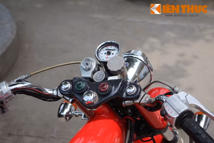 Ở phía trên ghi-đông, chảng 3 trên đã được lấy từ một mẫu xe côn tay khác. Các chi tiết như bình dầu phanh, ổ khóa, đồng hồ tốc độ... đã được xếp gọn ở phía trên chảng 3.