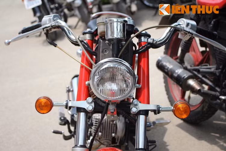 Nếu nhìn trực diện từ phía trước, chiếc 67 này có vẻ còn khá nguyên bản với đèn pha tròn và 2 đèn xi-nhan đặt bên cạnh - cách bố trí đã quá quen thuộc trên các dòng xe nam.