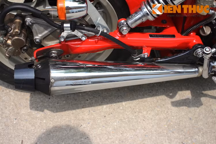 Khối động cơ xi-lanh đơn của xe có hệ thống xả "thửa riêng", sử dụng pô được chế từ một mẫu xe của Yamaha. Đồng thời, bộ gắp phía sau của chiếc xe cũng được chủ nhân chế lại để lắp bánh mới phía sau.