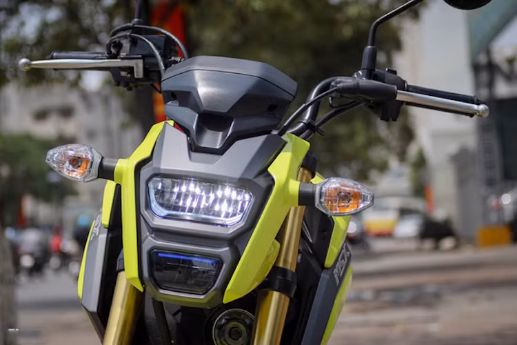 Phần đầu của chiếc xe đã được Honda thiết kế hoàn toàn mới với cặp đèn pha kép đặt dọc được tích hợp sẵn đèn định vị và chiếu sáng ban ngày LED độc đáo. Xe vẫn có phuộc trước dạng USD cao cấp với đường kính 31 mm.