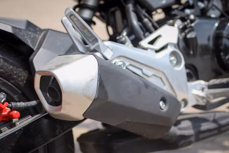 Ống xả trên MSX125 SF cũng đã được chuyển vị trí xuống bên phải xe, thay vì nằm vắt dưới yên sau như phiên bản cũ.