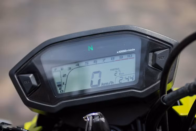 Bảng đồng hồ trên Honda MSX125 mới vẫn y hệt như MSX 125 cũ, chỉ thay đổi màu sắc của đèn nền.