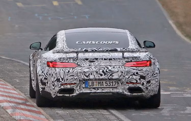 Ngoài động cơ, hộp số ly hợp kép của AMG GT-R cũng sẽ được nâng cấp để truyền sức mạnh tới các bánh sau hiệu quả hơn, giúp thu ngắn thời gian tăng tốc từ 0-100 km/h xuống chỉ còn khoảng 3,7 giây.