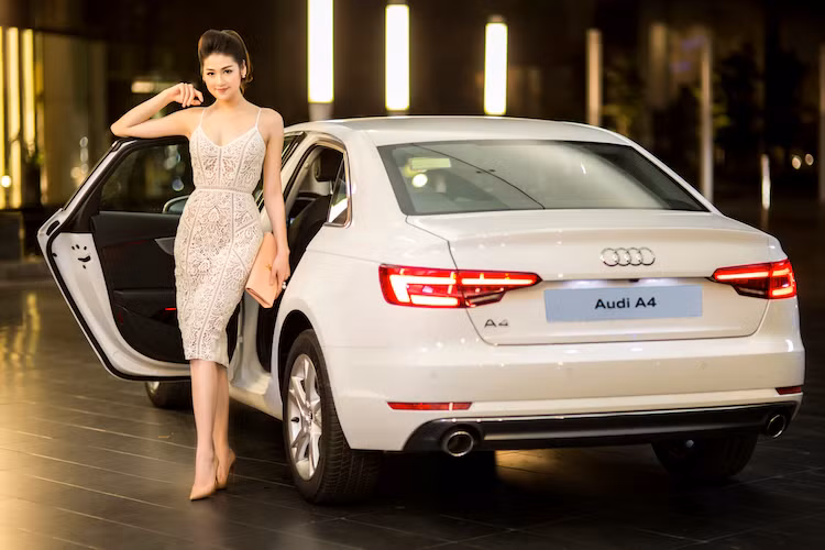 Dù trông khá giống thế hệ cũ nhưng trên thực tế A4 có các kích thước dài x rộng lần lượt lớn hơn 25 và 16 mm. Nhờ đó, chiếc xe có cabin và khoang chứa đồ rộng hơn hẳn.