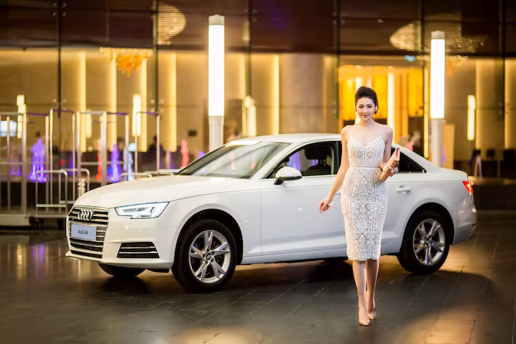 Tương tự như R8 trước đây, Audi A4 thế hệ mới vẫn giữ lại "phom" của thế hệ cũ và không có một cuộc "cách mạng" lớn nào về thiết kế"; những chi tiết thay đổi dễ nhận ra nhất trên chiếc xe mới là phần đầu và đuôi xe "góc cạnh" hơn.