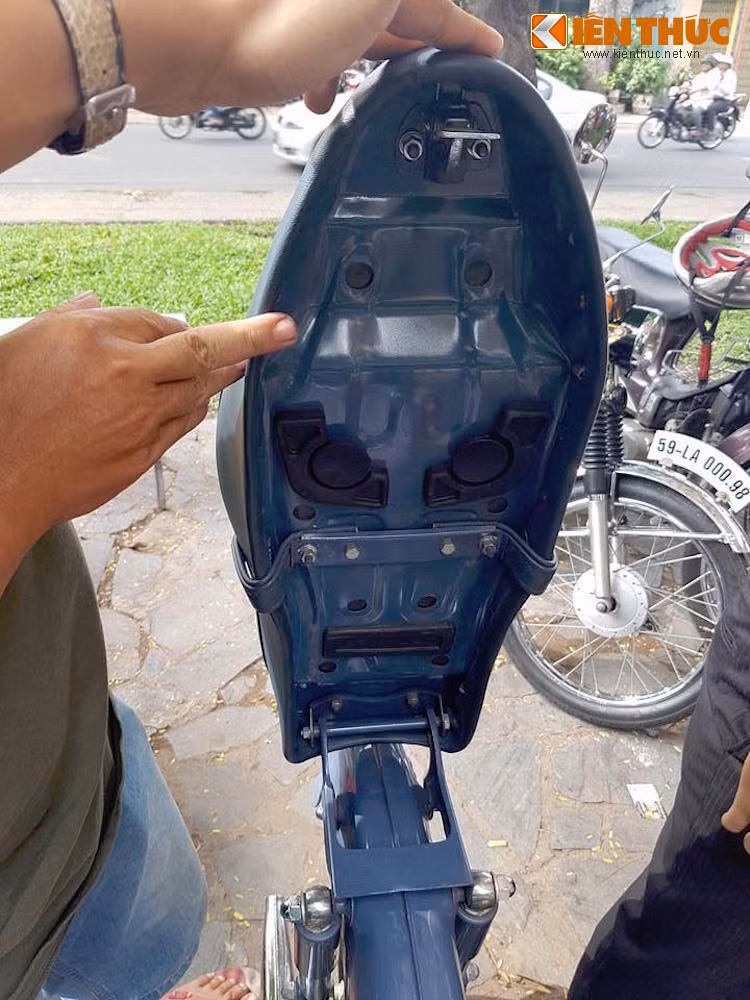 Toàn bộ bộ yên với khung xương bằng thép, mút cao su và vỏ yên đều còn trong tình trạng hoàn hảo, hoàn toàn không có dấu hiệu bong tróc hay mọt rỉ, chứng tỏ chiếc xe đã được giữ gìn cực kỳ cẩn thận.