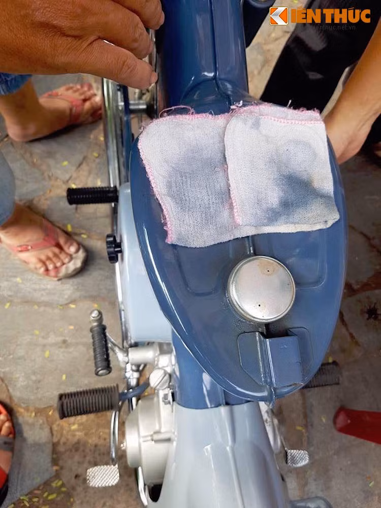 Dấu vết của thời gian chỉ xuất hiện chút ít ở vị trí xung quanh nắp xăng, khi xăng rót tràn ra ngoài đã khiến nước sơn màu xanh bị ố đen. Tuy nhiên nhìn chung bình xăng của xe vẫn còn rất mới.