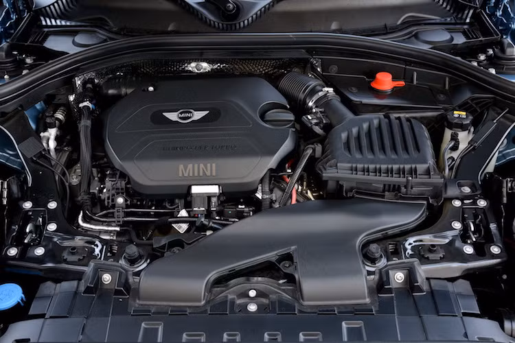 Tại Mỹ, Clubman ALL4 sẽ được bán với 2 động cơ xăng tăng áp TwinPower Turbo bao gồm 1.5l 3 xi-lanh (134 mã lực/220 Nm) và 2.0l 4 xi-lanh (190 mã lực/280 Nm). Ngoài ra ở châu Âu, chiếc xe sẽ có phiên bản máy dầu 2.0l tăng áp 187 mã lực.