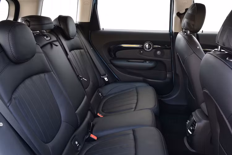Các kích thước gia tăng của chiếc xe khiến cho hành khách ngồi ở hàng ghế sau có thể tận hưởng một không gian nội thất rộng chưa từng thấy trên một chiếc MINI 3 cửa truyền thống trước đây.