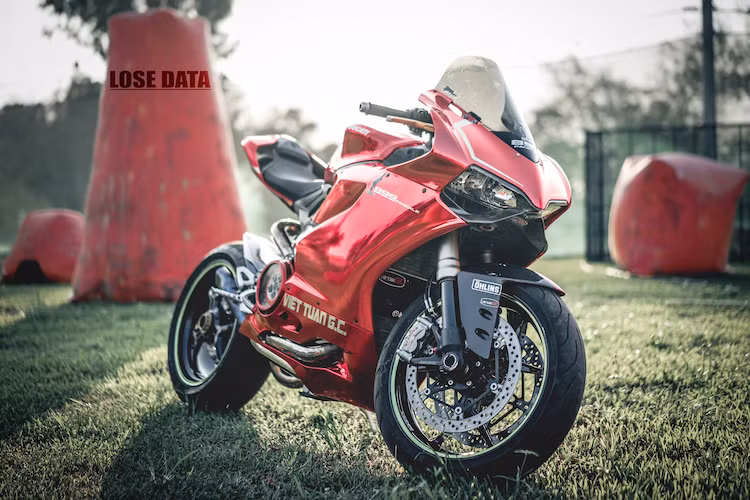 Qua bàn tay của stunter Viettuan GC, chiếc Ducati 899 Panigale cũng đã được độ lại một chút, bắt đầu từ dàn vỏ được dán lại với màu đỏ chrome lóng lánh, khiến chiếc xe trở thành tâm điểm của sự chú ý khi đi trên đường.