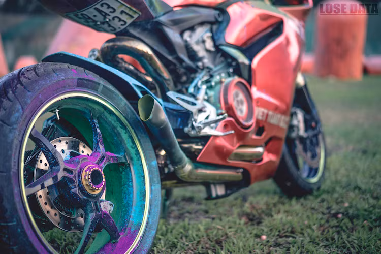 Đặc biệt, bộ gắp đôi cùng mâm nguyên bản của 899 Panigale cũng được anh thay bằng full bộ gắp đơn cùng mâm của "đàn anh" 1199 Panigale, lắp cùng với phuộc Ohlins hàng hiệu.