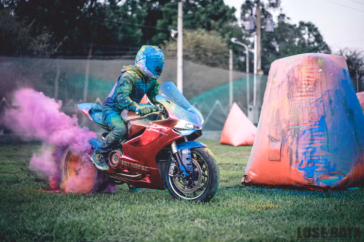 Một số chi tiết đặc biệt khác trên xe bao gồm dè trước cùng một số chi tiết ốp bằng sợi carbon, lốc nồi trong suốt, tay phanh và tay côn ASV với khả năng điều chỉnh hành trình bóp tự do...