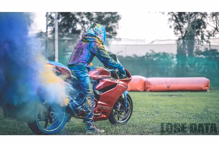 Trước khi dán màu đỏ chrome, Viettuan GC cũng đã từng dán cho chiếc 899 Panigale độ sắc xanh chrome nổi bật không kém. Theo Viettuan GC, anh "tự thấy mình có sở thích bịnh hoạn về màu mè"!