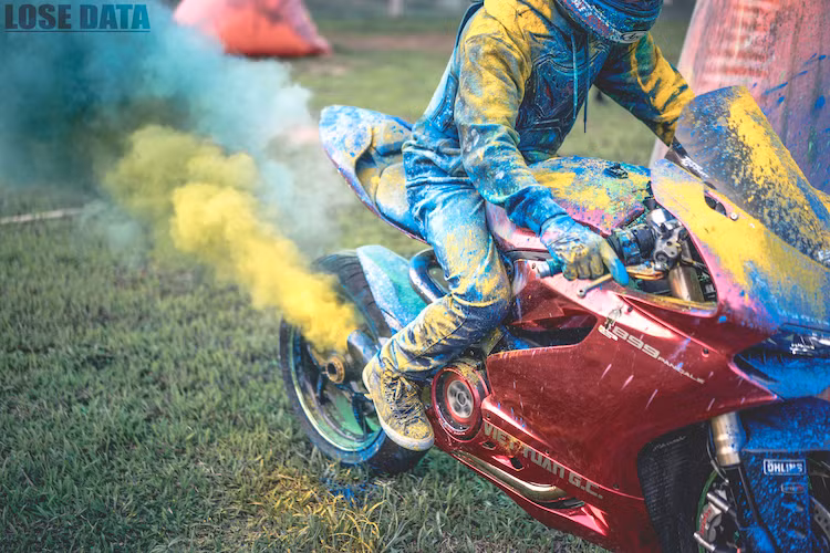 Pô của xe được làm bởi hãng Akrapovic, với âm thanh ồn ào mà ngay chính chủ nhân chiếc xe cũng phải thú nhận rằng nó "hơi la"!