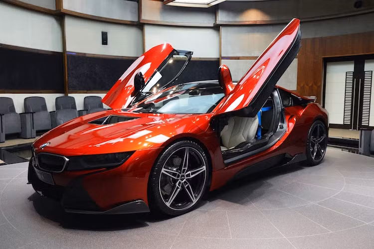 Ngoài những thay đổi ở ngoại thất, chiếc BMW i8 độ còn được trang bị động cơ 1.3l tăng áp 3 xi-lanh tăng áp 231 mã lực nằm giữa, cùng với mô-tơ điện 131 mã lực ở bánh trước. 2 động cơ có thể khiến i8 chỉ mất 4,4 giây để đạt 100 km/h trước khi tới tốc độ tối đa 250 km/h một cách dễ dàng, trong khi vẫn chỉ có mức tiêu thụ 2,1l/100 km.
