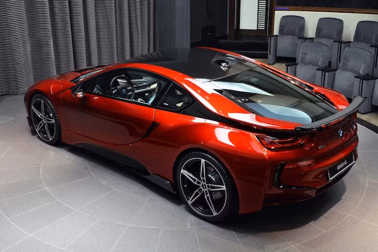 Giữa một "rừng" i8 đang chạy ở thành phố giàu có Abu Dhabi, màu đỏ "đặt riêng" của chiếc xe này đã khiến nó trở nên nổi bật hơn nhiều so với những chiếc i8 khác.