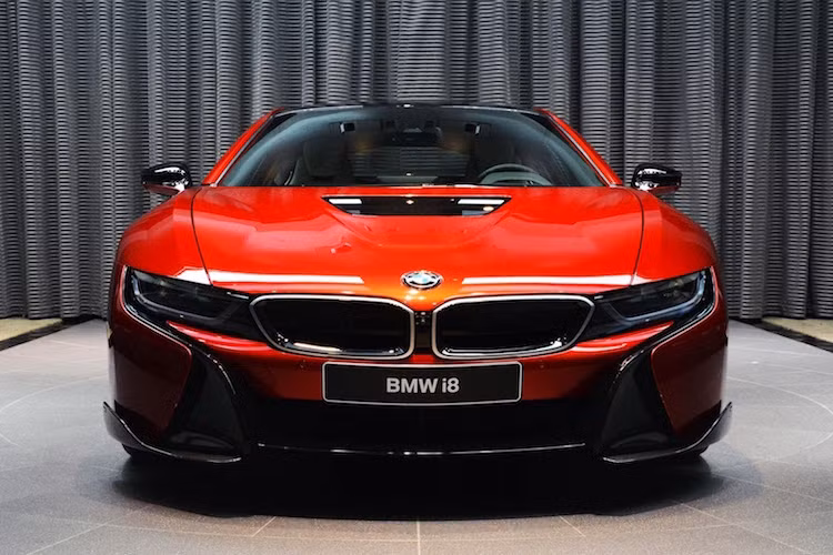 Chưa dừng lại ở màu xe cực "độc", chiếc i8 còn được khoác lên mình bộ kit khí động học "hàng hiệu" từ hãng độ AC Schnitzer của Đức, bắt đầu từ các miếng nẹp sợi carbon trên cản trước.